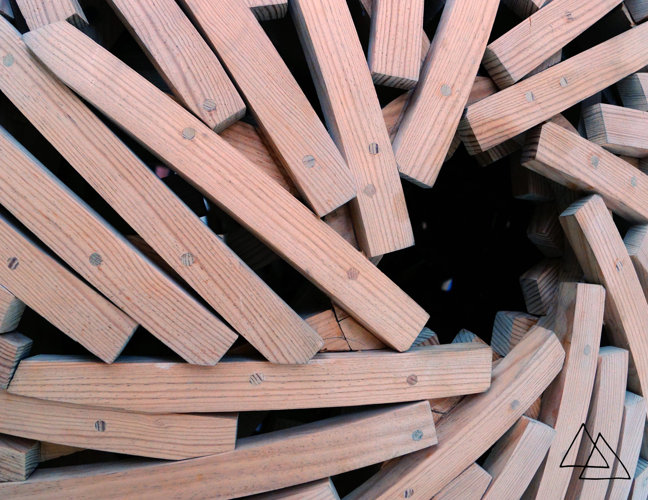 Ensamble en Madera de pino y tronco. Artista: Kiyoto Ota
